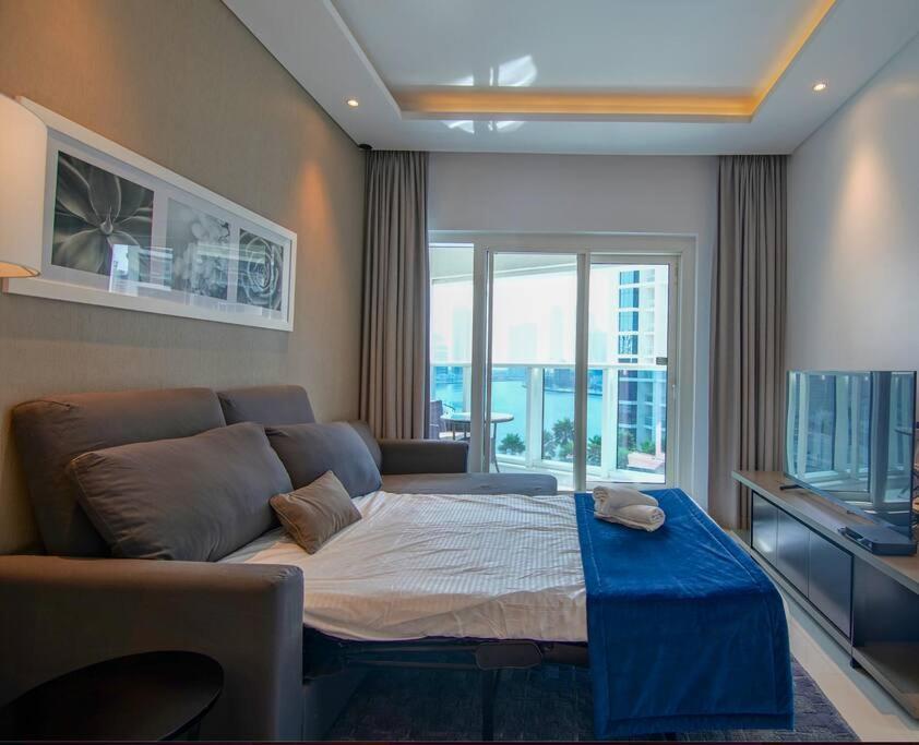 Luxury Hotel Apartment With A Canal View Dubai Exterior photo